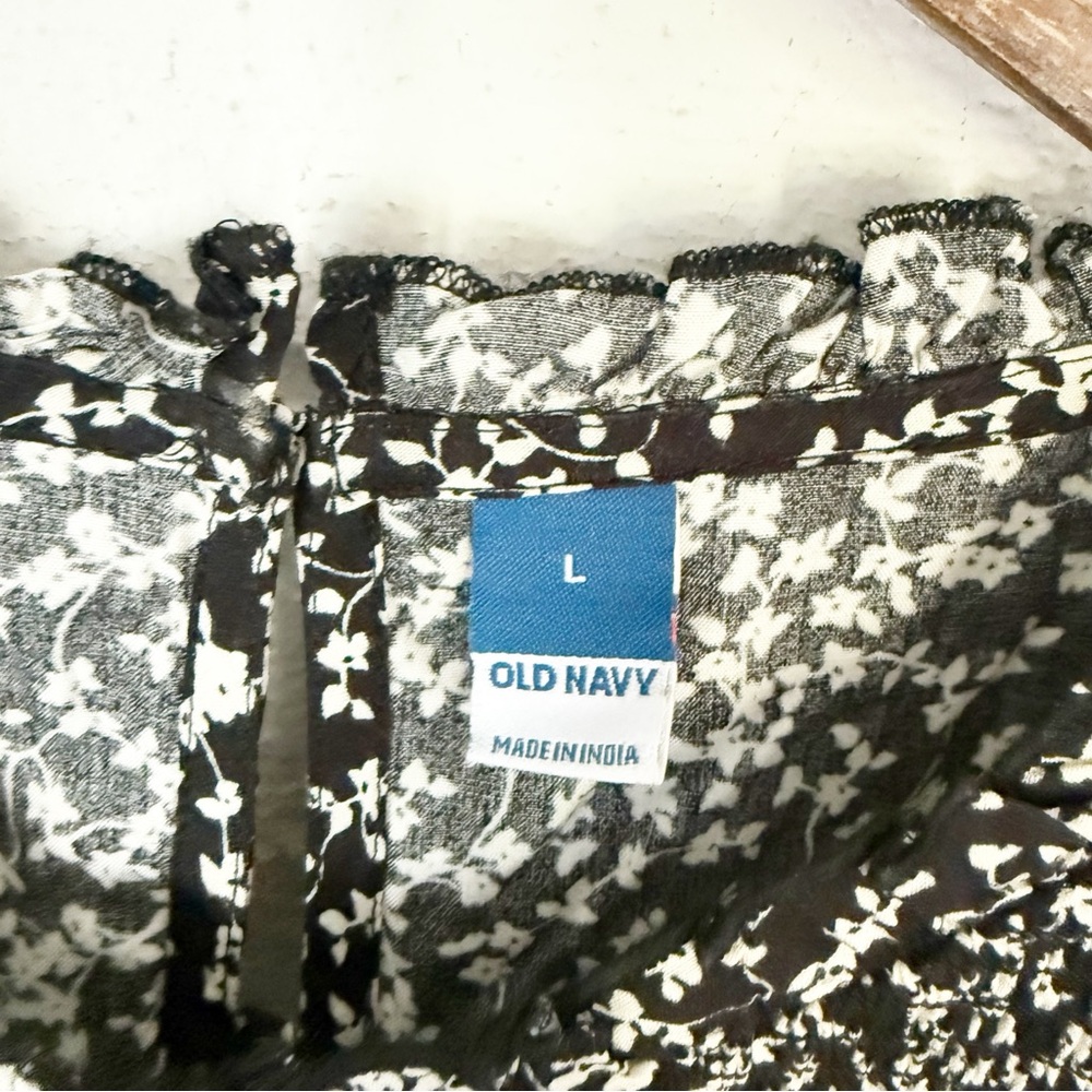 Old Navy Flutter-Sleeve Smocked Pintucked Swing Floral Print Blouse Size Large - Picture 4 of 9